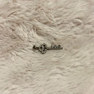 Silver love key pendant 💕